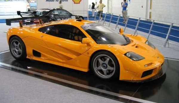 Скоростта на McLaren F1 е ограничена само от оборотите на двигателя — тя е толкова аеродинамична, че съпротивлението на вятъра е почти незначително. Автомобилът е толкова удивително бърз, че печели „Льо Ман“ не само в своя клас, но и в класа на прототипите, нещо, което към днешна дата се смята за едно от най-невероятните постижения в моторните спортове.

През 1994 г. британското автомобилно списание Autocar заяви по отношение на F1, че McLaren F1 е най-добрата машина, създавана досега за обществени пътища и че „ще бъде запомнен като едно от великите събития в историята на автомобила и може би това е най-бързият сериен пътен автомобил, който светът някога ще види”. Но това не е така.
